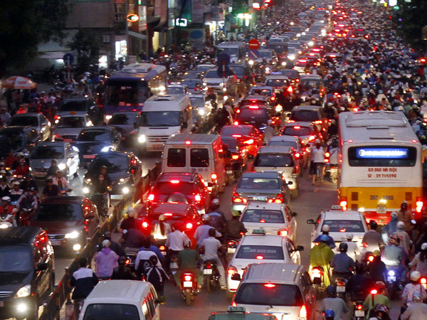 Cảnh tắc đường lúc 21 giờ ngày 2-12 tại phố Tây Sơn. Ảnh: Minh Đức