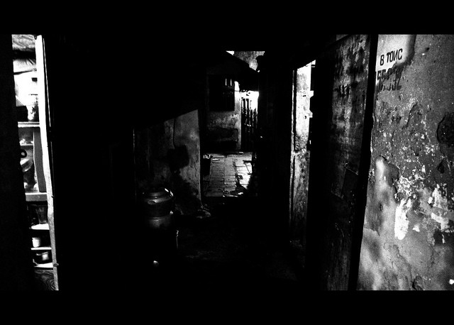 Thỉng thoảng tôi thích đi bộ ở phố cổ, vào trong những con ngõ bé xíu mà chẳng biết sẽ đưa người ta đến đâu. Một ngõ cụt tối tăm, một góc bếp ấm áp hay ánh sáng hắt ra từ một gia đình đang quây quần quanh bữa cơm. Một góc quán nhỏ cho những cuộc hội ngộ Những quán bia quen thuộc ở Hà Nội Một góc phố của người lao động, gương mặt chú thợ hàn thanh thản lạ Bác thợ vẽ tranh truyền thần ở chợ Đồng Xuân Những nghệ nhân đường phố Ngõ vắng ngoại ô Hà Nội Hoàng hôn sau một cơn mưa - nhìn về Hà Nội từ cầu Long Biên - đằng sau sương khói mờ nhân ảnh kia là một Hà Nội phồn hoa và nhộn nhịp Về nhà