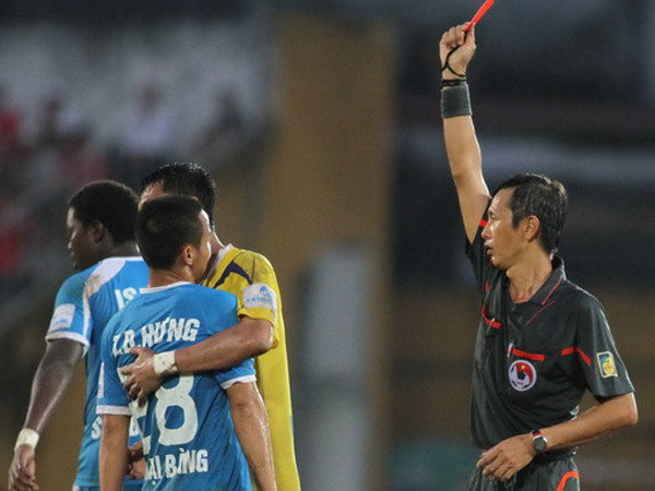 “Sai lầm” của trọng tài Trần Công Trọng (phải) ở trận V.HP-HP.HN đã góp phần dẫn tới sự khai tử của cả một đội bóng ở V-League