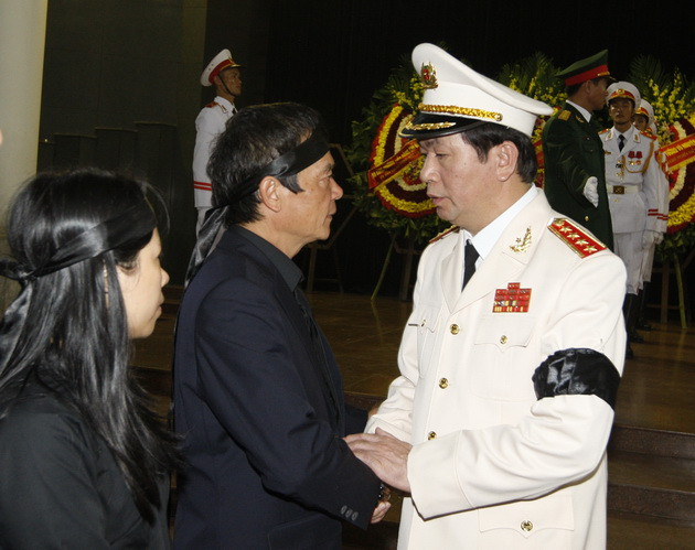  Đại tướng Trần Đại Quang, Ủy viên Bộ Chính trị, Bí thư Đảng ủy Công an Trung ương, Bộ trưởng Bộ Công an chia buồn với tang quyến Đại tướng. Ảnh: TTXVN 