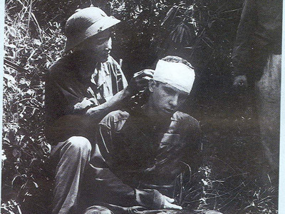 Một bức ảnh khá kỳ lạ: Viên phi công Mỹ bị bắt ở Quảng Bình, đang được chăm sóc (Ảnh tư liệu của ông La Văn Sàng - Bộ tham mưu Quân chủng PKKQ). Một bức ảnh khá kỳ lạ: Viên phi công Mỹ bị bắt ở Quảng Bình, đang được chăm sóc (Ảnh tư liệu của ông La Văn Sàng - Bộ tham mưu Quân chủng PKKQ)