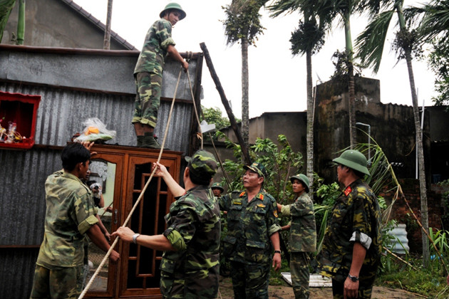 Bộ đội Trung đoàn 143 giúp nhân dân phường Cửa Đại, TP Hội An, tỉnh Quảng Nam, khắc phục tình hình nhà cửa sau bão. Ảnh: VGP/Thế Phong
