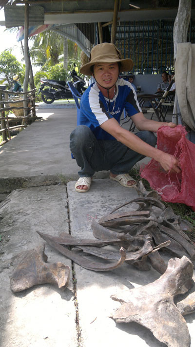 Anh Hồ Minh Liệt cất từng đoạn xương lạ, với hy vọng chờ lời giải đáp từ phía cơ quan chức năng 