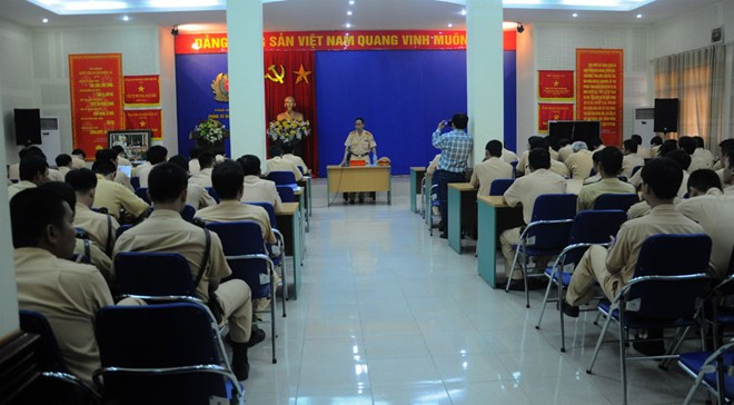 Chiều 10/11, trước tình hình cơn bão số 14 sắp đổ bộ vào Thủ đô Hà Nội, phòng CSGT đã có cuộc họp để chỉ huy lực lượng tham gia phòng chống bão đảm bảo trật tự, an toàn giao thông khi bị sự cố do mưa, bão, lụt trên địa bàn quản lý