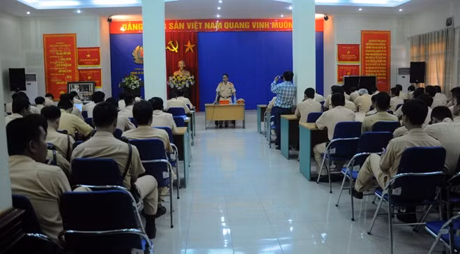 Chiều 10/11, trước tình hình cơn bão số 14 sắp đổ bộ vào Thủ đô Hà Nội, phòng CSGT đã có cuộc họp để chỉ huy lực lượng tham gia phòng chống bão đảm bảo trật tự, an toàn giao thông khi bị sự cố do mưa, bão, lụt trên địa bàn quản lý