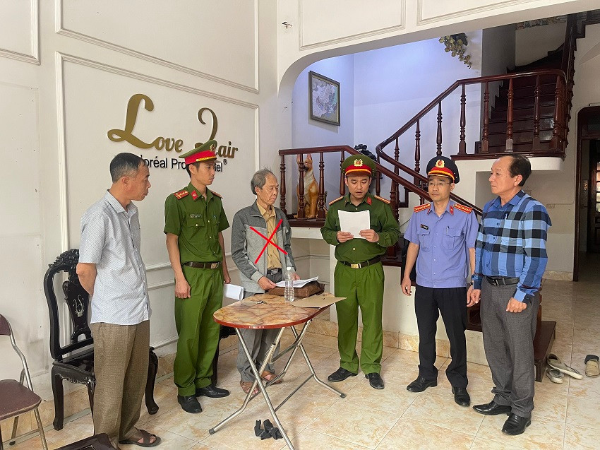Công an bắt tạm giam ông Nguyễn Thành Nam (đánh dấu X màu đỏ). Ảnh: Công an Hà Nam.