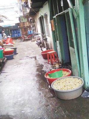 Mứt được làm thủ công để ngay ngoài con hẻm (ảnh chụp tại một cơ sở làm mứt khu cư xá Hỏa Xa, quận 3, TPHCM). Ảnh: Nguyễn Hiền. Mứt được làm thủ công để ngay ngoài con hẻm (ảnh chụp tại một cơ sở làm mứt khu cư xá Hỏa Xa, quận 3, TPHCM) Ảnh: Nguyễn Hiền