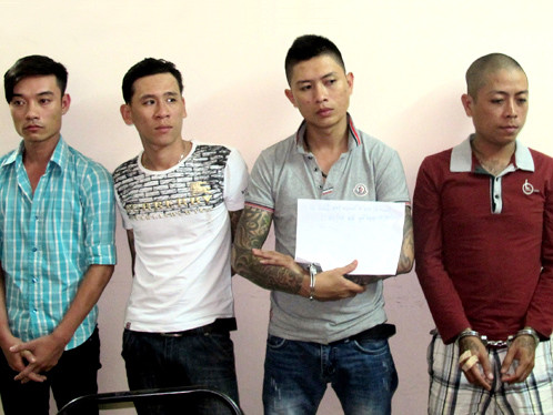 Băng nhóm 4 đối tượng dùng súng, kiếm, mã tấu và bình xịt hơi cay tấn công đánh chém người. Băng nhóm 4 đối tượng dùng súng, kiếm, mã tấu và bình xịt hơi cay tấn công đánh chém người