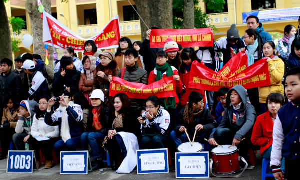 Không khí cổ vũ các đội thi tài đầy sôi nổi