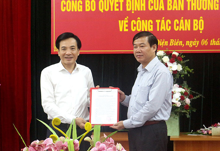 Công bố quyết định của Bộ Chính trị về công tác cán bộ ảnh 2