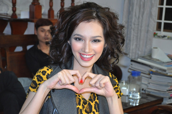 Trúc Diễm nhí nhảnh trong buổi chụp hình