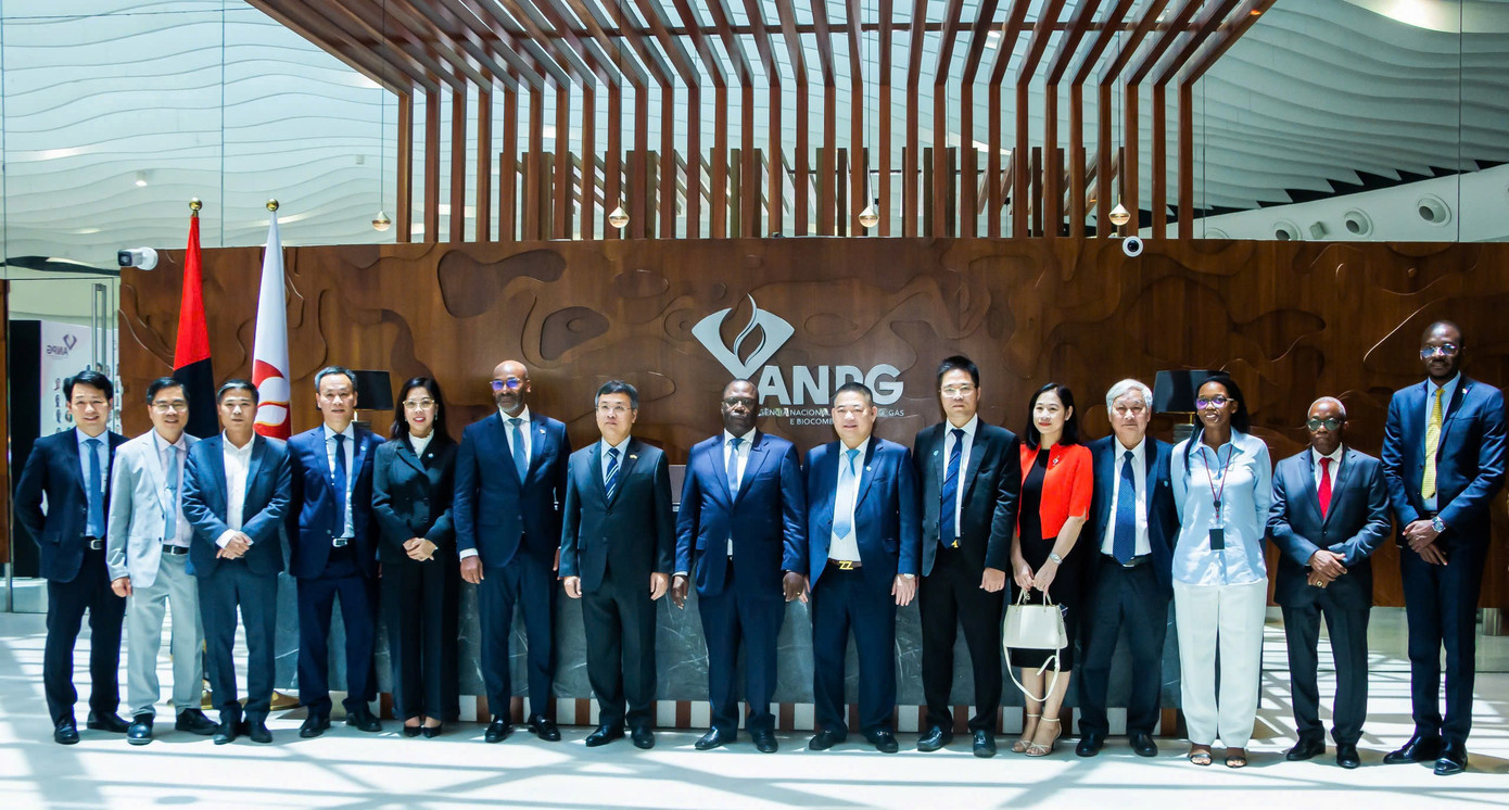 Đại diện Đại sứ quán Việt Nam tại Angola cùng các cán bộ chủ chốt của Tập đoàn Xuân Thiện và ANPG chụp ảnh lưu niệm tại trụ sở của ANPG sau buổi lễ ký kết.