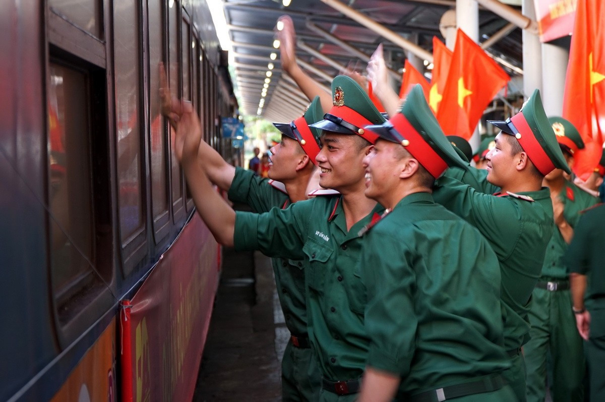 Các chiến sỹ chào tạm biệt những người đồng đội lên đường trở về đơn vị. Ảnh: TTXVN