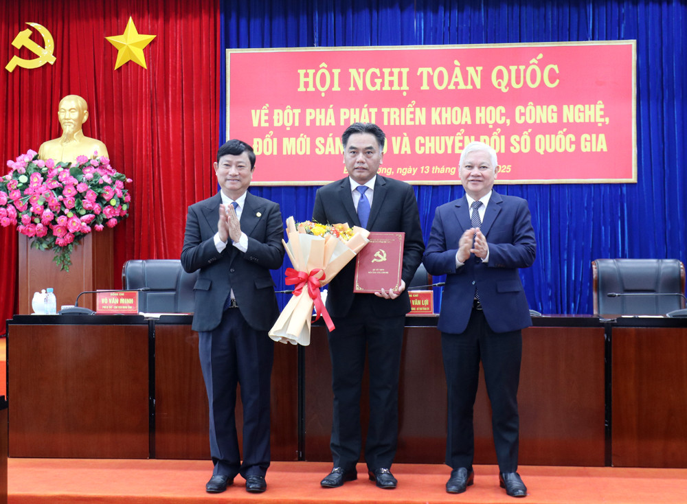 Lãnh đạo tỉnh Bình Dương trao Quyết định của Ban Bí thư Trung ương Đảng cho ông Nguyễn Lộc Hà. Ảnh: BD Lãnh đạo tỉnh Bình Dương trao Quyết định của Ban Bí thư Trung ương Đảng cho ông Nguyễn Lộc Hà. Ảnh: BD