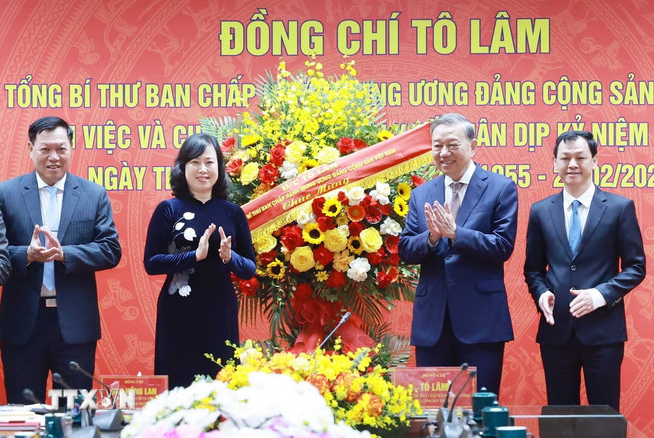 Tổng Bí thư Tô Lâm chúc mừng ngành Y tế nhân dịp kỷ niệm 70 năm Ngày Thầy thuốc Việt Nam (27/2/1955-27/2/2025). Ảnh: Thống Nhất/TTXVN Tổng Bí thư Tô Lâm chúc mừng ngành Y tế nhân dịp kỷ niệm 70 năm Ngày Thầy thuốc Việt Nam (27/2/1955-27/2/2025). Ảnh: Thống Nhất/TTXVN