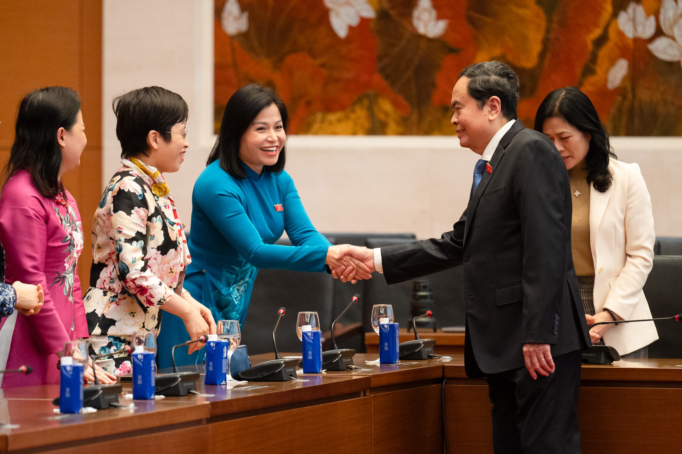 Chủ tịch Quốc hội gặp mặt các nữ đại biểu chuyên trách ở Trung ương. (Ảnh: QH)