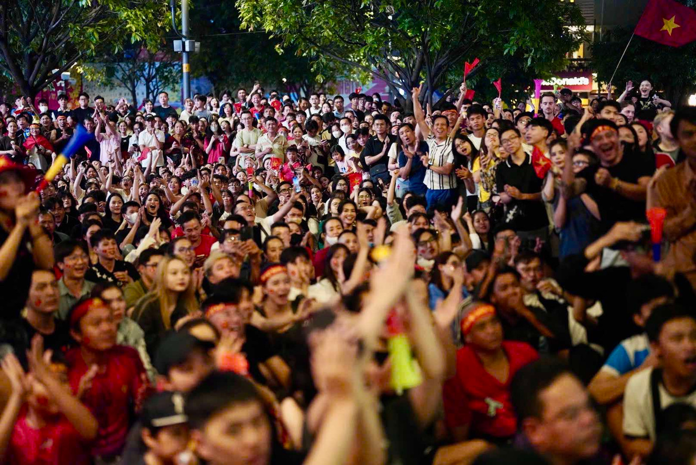 &quot;Biển người&quot; sôi trào trong niềm vui khi Tuấn Hải ghi bàn mở tỷ số.