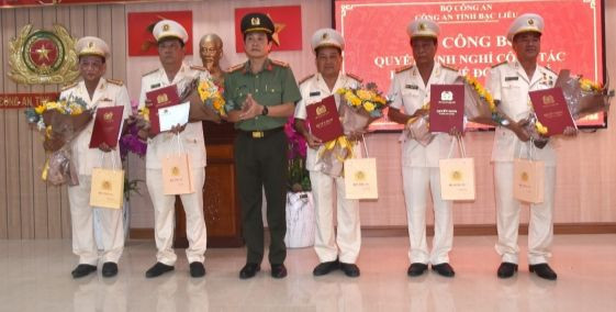Đại tá Hồ Việt Triều - Giám đốc Công an tỉnh Bạc Liêu trao quyết định nghỉ hưu cho 5 Trưởng phòng. Ảnh: Công an Bạc Liêu. Đại tá Hồ Việt Triều - Giám đốc Công an tỉnh Bạc Liêu trao quyết định nghỉ hưu cho 5 Trưởng phòng. Ảnh: Công an Bạc Liêu.