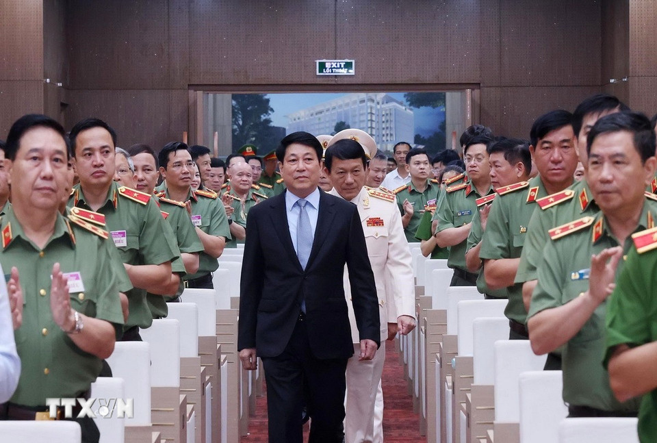 Chủ tịch nước Lương Cường đến dự Hội nghị sơ kết công tác 6 tháng đầu năm 2025 của Bộ Công an. Chủ tịch nước Lương Cường đến dự Hội nghị sơ kết công tác 6 tháng đầu năm 2025 của Bộ Công an.