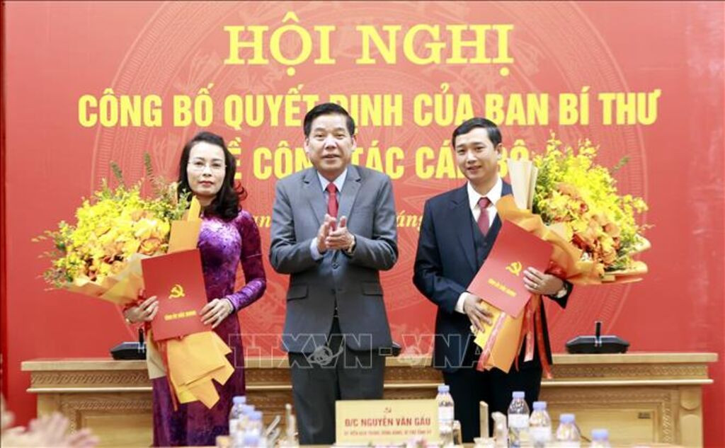 Bí thư Tỉnh ủy Bắc Giang Nguyễn Văn Gấu trao quyết định cho bà Nguyễn Thị Hương và ông Nguyễn Việt Oanh. Ảnh: TTXVN