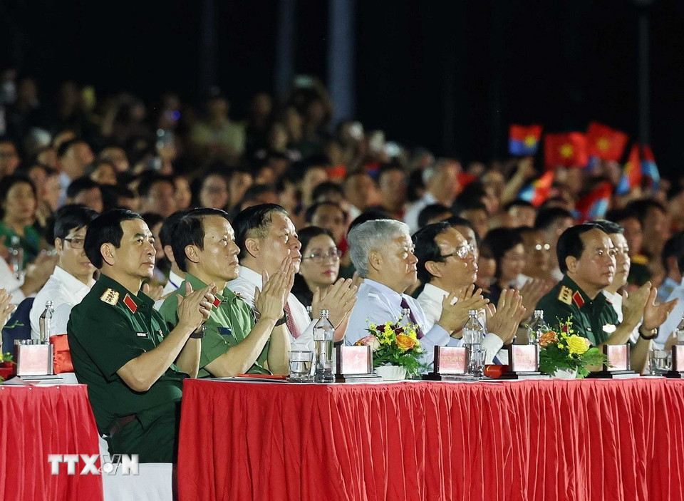 Các lãnh đạo Đảng, Nhà nước dự chương trình. Ảnh: TTXVN Các lãnh đạo Đảng, Nhà nước dự chương trình. Ảnh: TTXVN