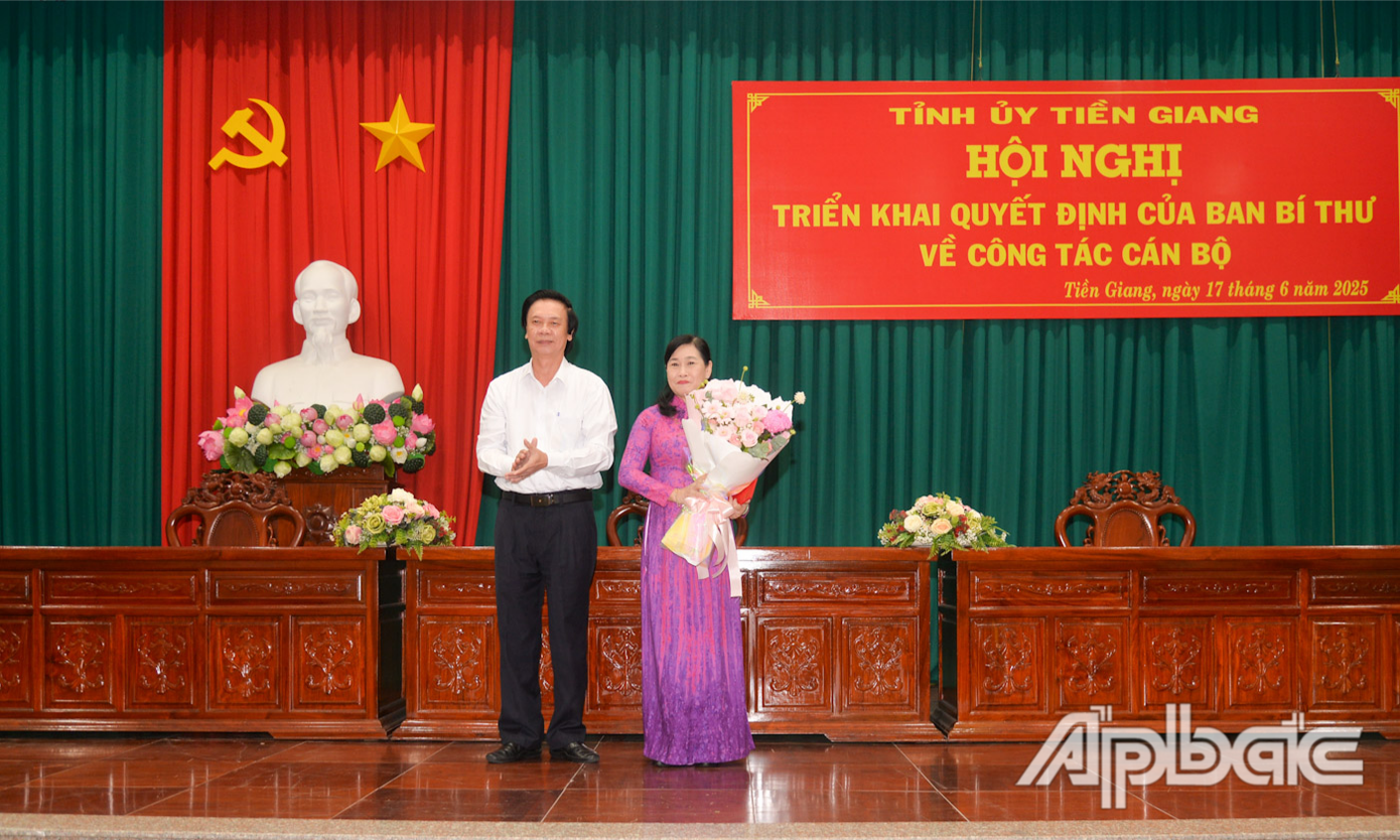 Bí thư Tỉnh ủy Nguyễn Văn Danh trao Quyết định của Ban Bí thư Trung ương Đảng chuẩn y bà Châu Thị Mỹ Phương giữ chức Phó Bí thư Tỉnh ủy Tiền Giang. Bí thư Tỉnh ủy Nguyễn Văn Danh trao Quyết định của Ban Bí thư Trung ương Đảng chuẩn y bà Châu Thị Mỹ Phương giữ chức Phó Bí thư Tỉnh ủy Tiền Giang.