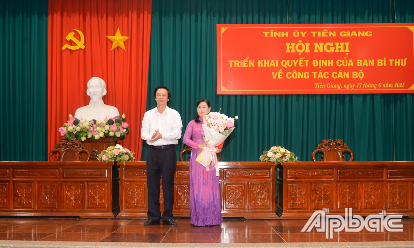 Bí thư Tỉnh ủy Nguyễn Văn Danh trao Quyết định của Ban Bí thư Trung ương Đảng chuẩn y bà Châu Thị Mỹ Phương giữ chức Phó Bí thư Tỉnh ủy Tiền Giang. Bí thư Tỉnh ủy Nguyễn Văn Danh trao Quyết định của Ban Bí thư Trung ương Đảng chuẩn y bà Châu Thị Mỹ Phương giữ chức Phó Bí thư Tỉnh ủy Tiền Giang.