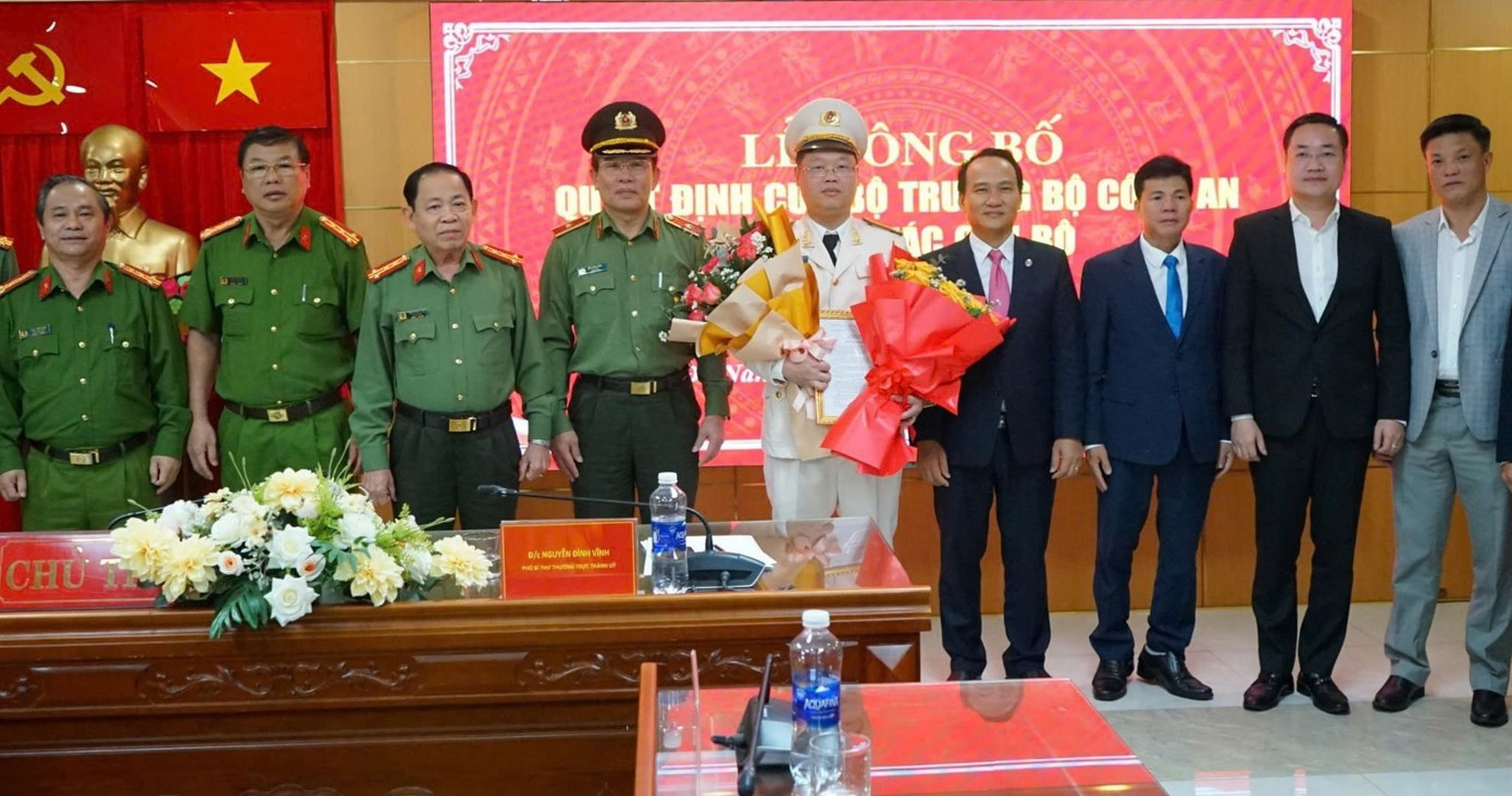 Phó Bí thư Thường trực Thành ủy Nguyễn Đình Vĩnh (thứ 4, bên phải sang) tặng hoa chúc mừng Trung tá Nguyễn Kim Trung. Ảnh; Báo Đà Nẵng Phó Bí thư Thường trực Thành ủy Nguyễn Đình Vĩnh (thứ 4, bên phải sang) tặng hoa chúc mừng Trung tá Nguyễn Kim Trung. Ảnh; Báo Đà Nẵng