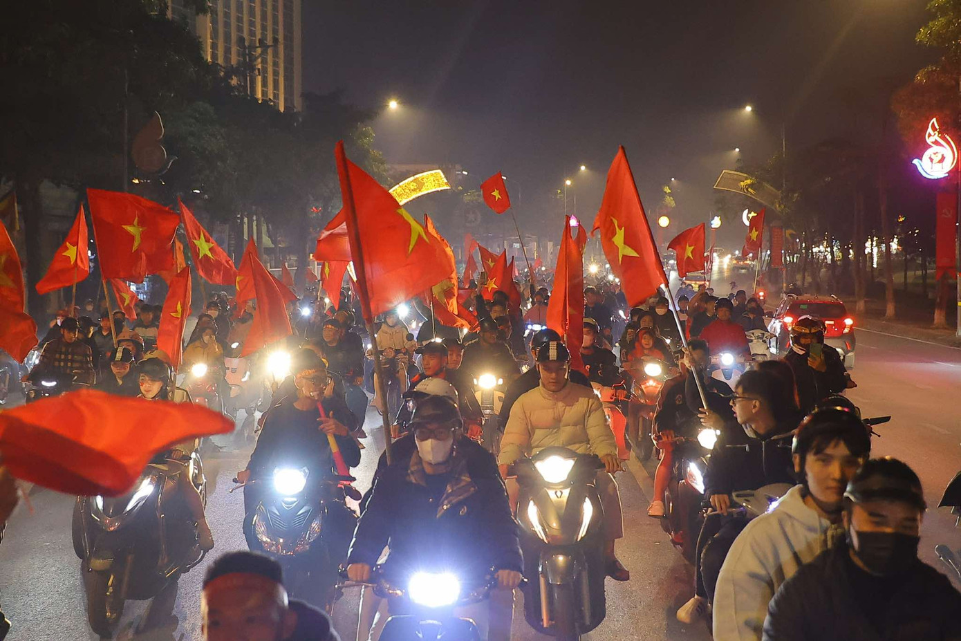 Các CĐV diễn hành ăn mừng chiến thắng của đội tuyển Việt Nam trong niềm vui và sự phấn khích vô bờ bến.