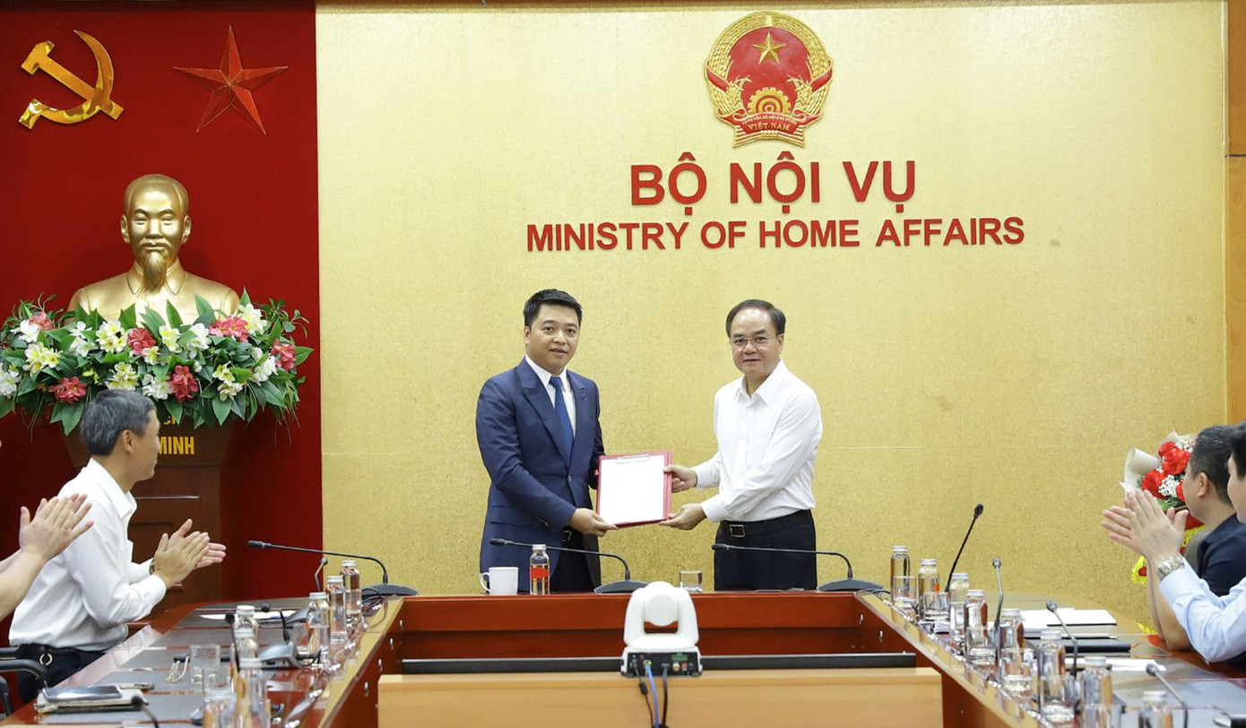 Thứ trưởng Bộ Nội vụ Vũ Chiến Thắng trao quyết định điều động, bổ nhiệm Phó Vụ trưởng Vụ Tổ chức - Biên chế Trần Lưu Trung. Ảnh: Bộ Nội vụ. Thứ trưởng Bộ Nội vụ Vũ Chiến Thắng trao quyết định điều động, bổ nhiệm Phó Vụ trưởng Vụ Tổ chức - Biên chế Trần Lưu Trung. Ảnh: Bộ Nội vụ.