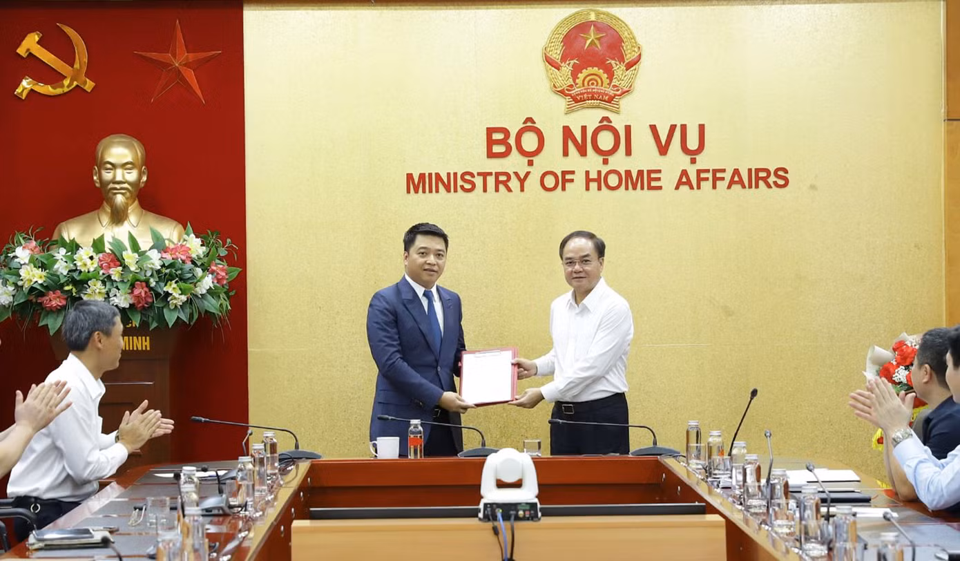 Thứ trưởng Bộ Nội vụ Vũ Chiến Thắng trao quyết định điều động, bổ nhiệm Phó Vụ trưởng Vụ Tổ chức - Biên chế Trần Lưu Trung. Ảnh: Bộ Nội vụ. Thứ trưởng Bộ Nội vụ Vũ Chiến Thắng trao quyết định điều động, bổ nhiệm Phó Vụ trưởng Vụ Tổ chức - Biên chế Trần Lưu Trung. Ảnh: Bộ Nội vụ.