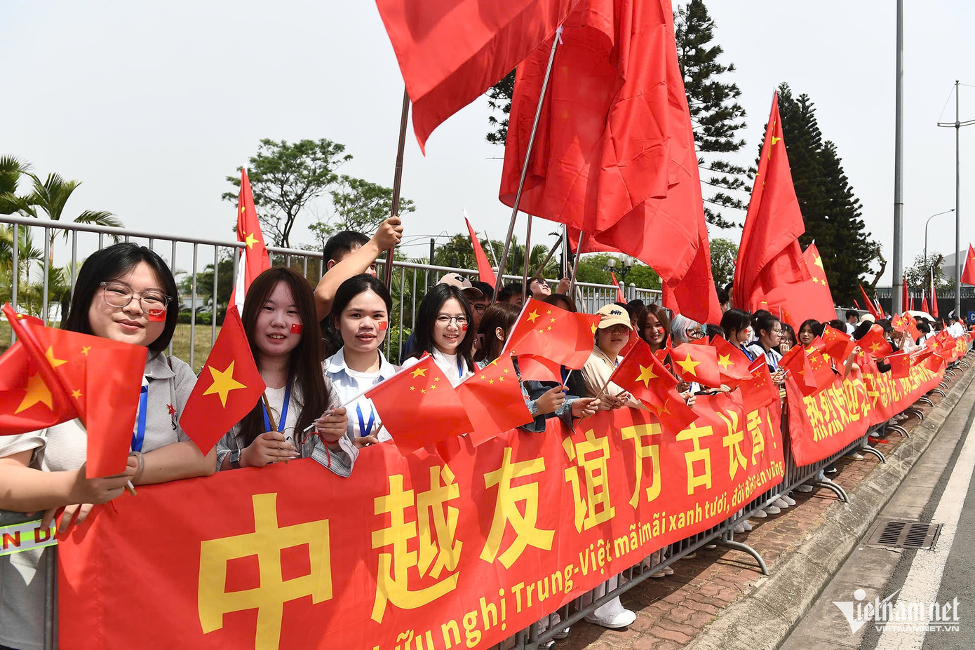 Các bạn sinh viên cầm cờ hai nước chào đón đoàn Tổng Bí thư, Chủ tịch Trung Quốc Tập Cận Bình. Ảnh: Vietnamnet Các bạn sinh viên cầm cờ hai nước chào đón đoàn Tổng Bí thư, Chủ tịch Trung Quốc Tập Cận Bình. Ảnh: Vietnamnet