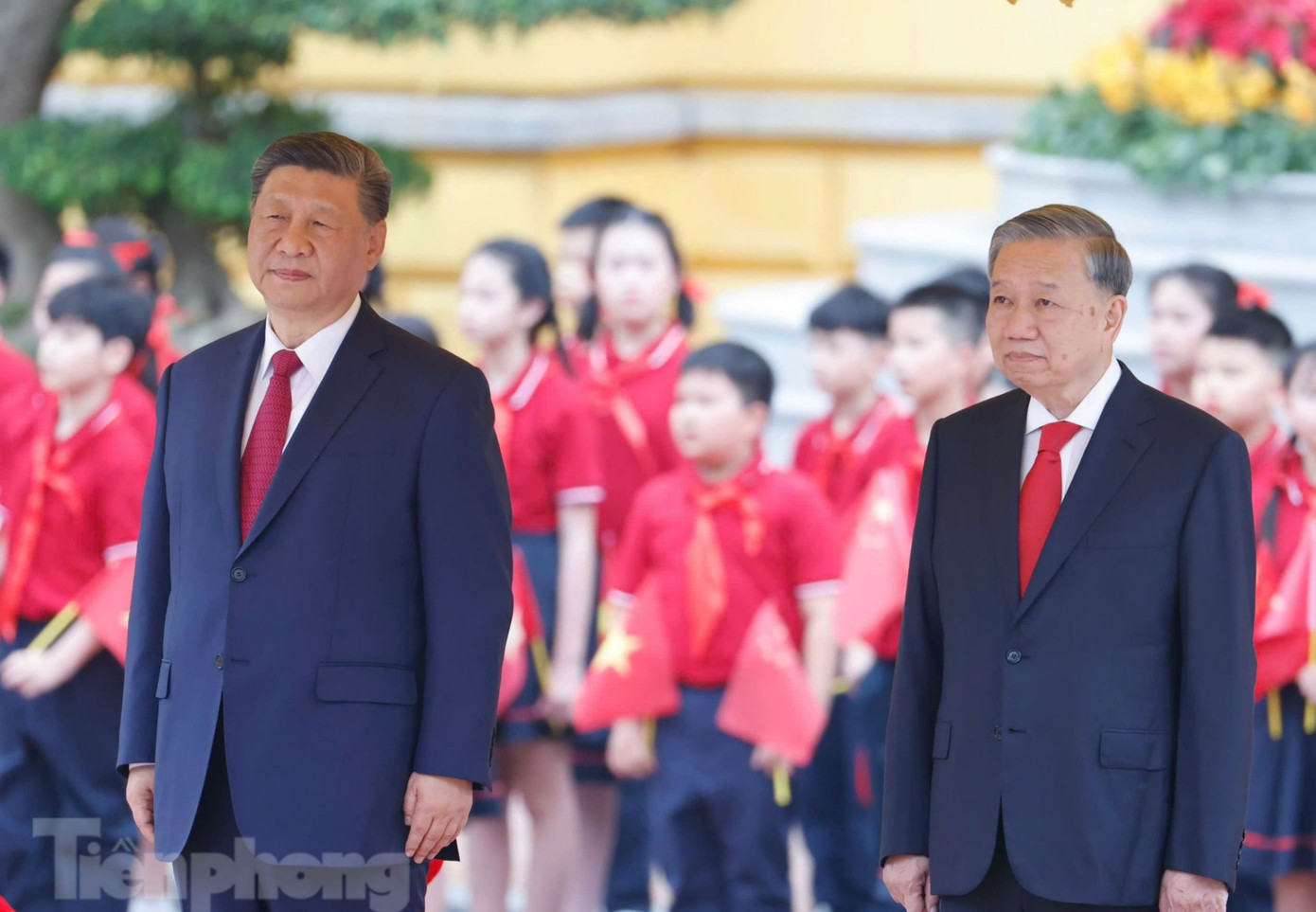 Tổng Bí thư Tô Lâm và Tổng Bí thư, Chủ tịch nước Trung Quốc Tập Cận Bình đứng trên bục danh dự nghe cử hành Quốc thiều hai nước. Ảnh: Như Ý Tổng Bí thư Tô Lâm và Tổng Bí thư, Chủ tịch nước Trung Quốc Tập Cận Bình đứng trên bục danh dự nghe cử hành Quốc thiều hai nước. Ảnh: Như Ý