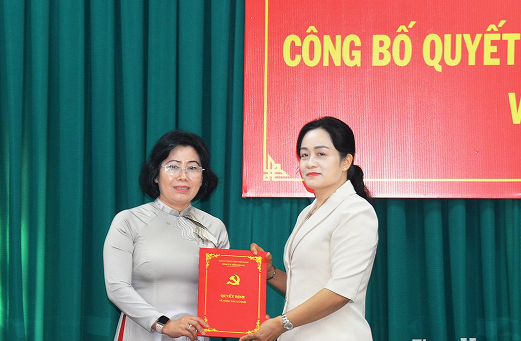 Bà Nguyễn Hải Trâm, Phó Bí thư Thường trực Tỉnh uỷ Tiền Giang trao quyết định cho tân Trưởng Ban Nội chính Tỉnh ủy.