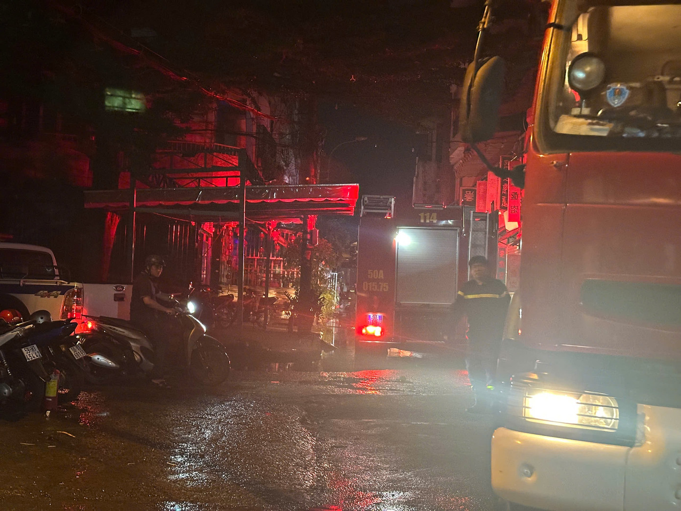 Đến gần 5 giờ sáng, lực lượng chức năng vẫn đang phong tỏa hiện trường