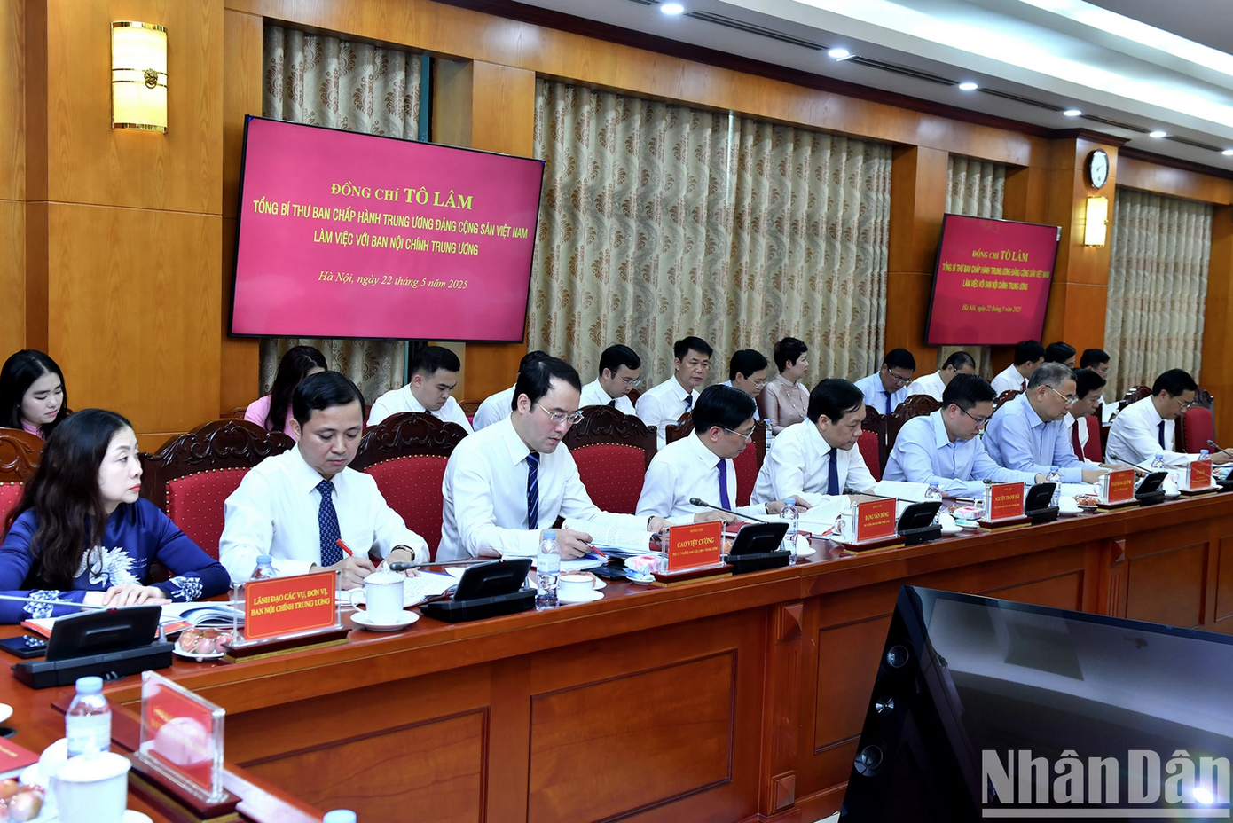 Các đại biểu tham dự buổi làm việc.