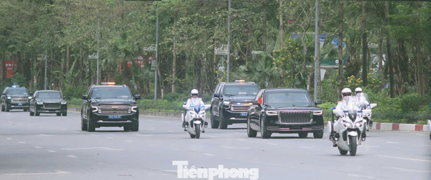 Đoàn xe đi trên đường Võ Chí Công hướng về nội thành Hà Nội. Ảnh: Thanh Hà.