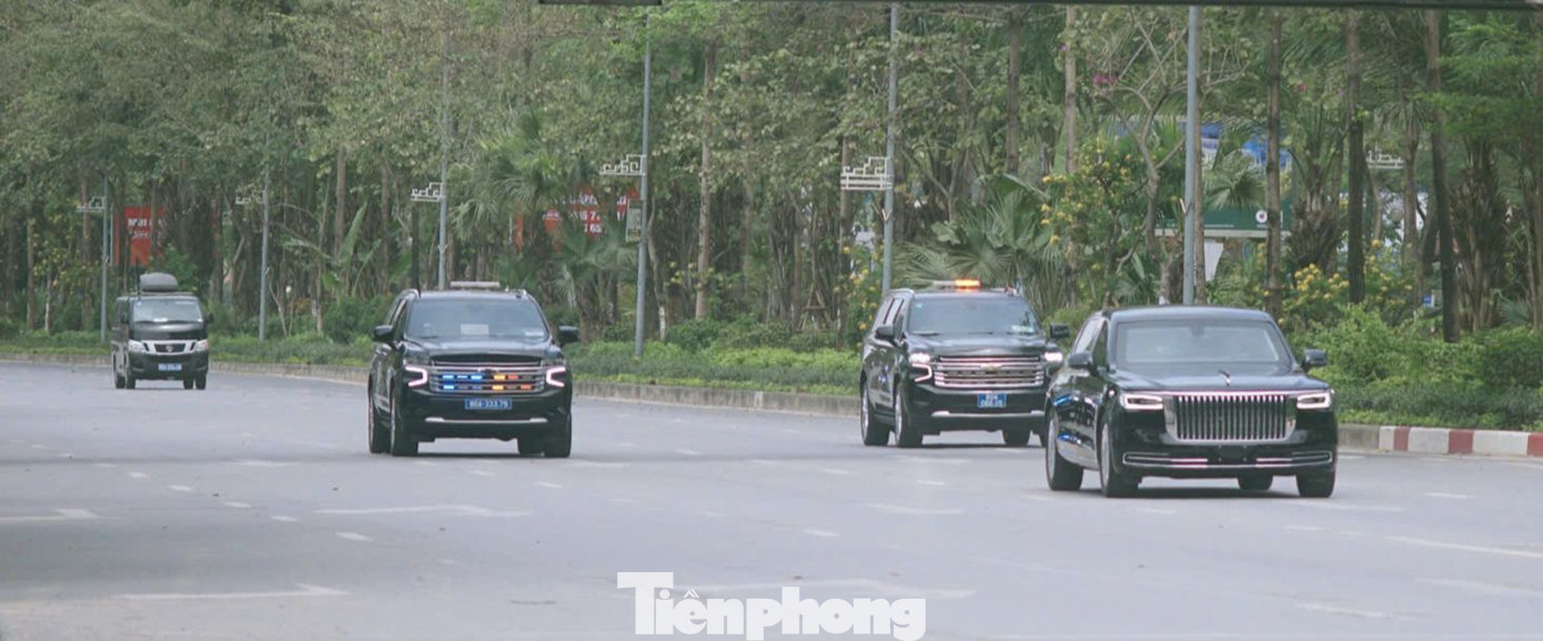 Đoàn xe đi trên đường Võ Chí Công hướng về nội thành Hà Nội. Ảnh: Thanh Hà.