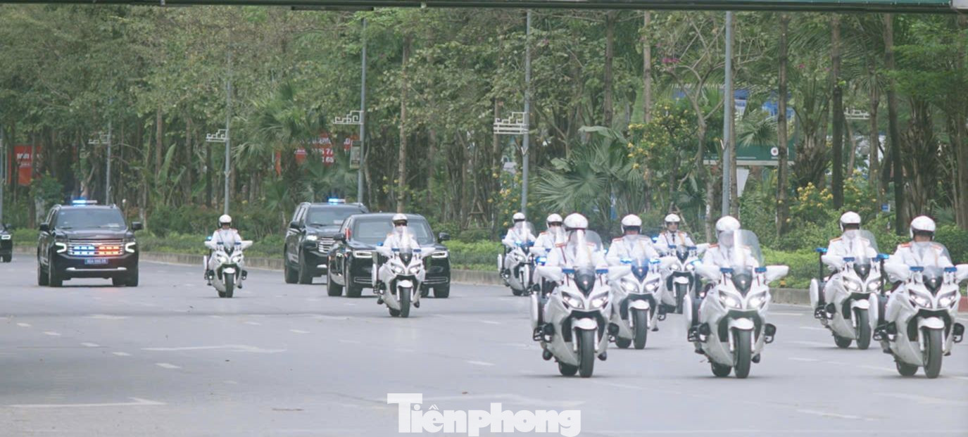 Đoàn xe đi trên đường Võ Chí Công hướng về nội thành Hà Nội. Ảnh: Thanh Hà.