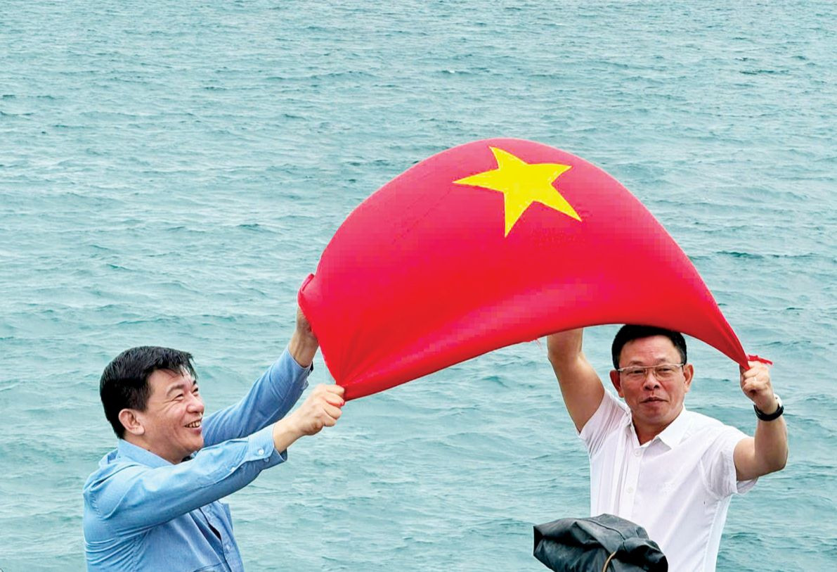 Tổng Biên tập Phùng Công Sưởng (phải) ở đảo Thổ Chu