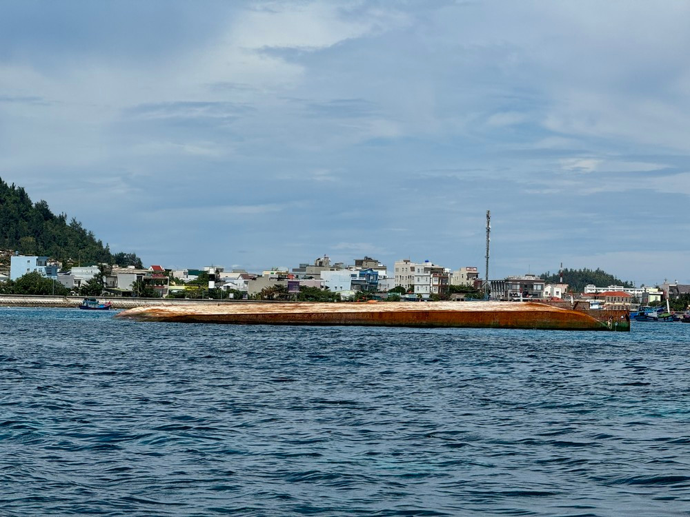 Sà lan bị nạn đã được kéo về khu vực gần đảo Lý Sơn. Sà lan bị nạn đã được kéo về khu vực gần đảo Lý Sơn.