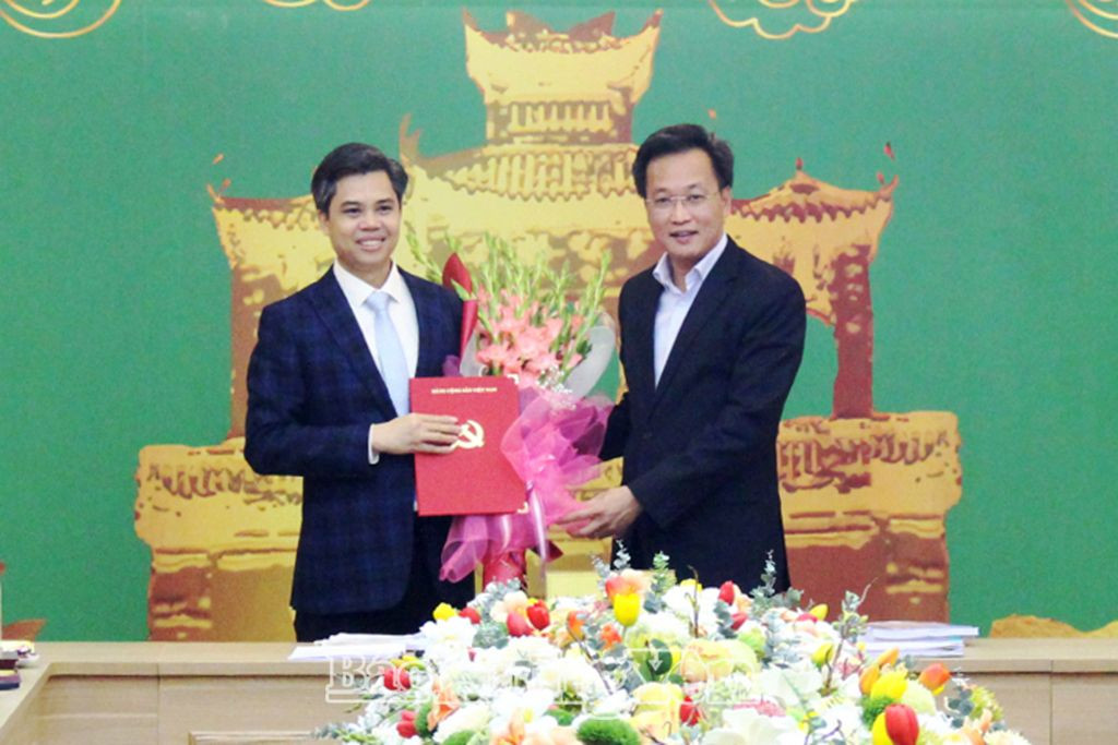 Ông Nguyễn Hữu Nghĩa, Ủy viên Ban Chấp hành Trung ương Đảng, Bí thư Tỉnh ủy Hưng Yên trao quyết định của Ban Bí thư và tặng hoa chúc mừng Trưởng ban Nội chính Tỉnh ủy Nguyễn Văn Chiến. Ảnh: Báo Hưng Yên Ông Nguyễn Hữu Nghĩa, Ủy viên Ban Chấp hành Trung ương Đảng, Bí thư Tỉnh ủy Hưng Yên trao quyết định của Ban Bí thư và tặng hoa chúc mừng Trưởng ban Nội chính Tỉnh ủy Nguyễn Văn Chiến. Ảnh: Báo Hưng Yên