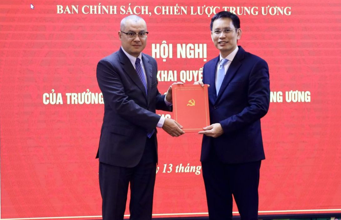 Ông Phạm Đại Dương trao quyết định cho ông Nguyễn Hồng Hiển.(Ảnh Ban Chính sách, chiến lược Trung ương). Ông Phạm Đại Dương trao quyết định cho ông Nguyễn Hồng Hiển.(Ảnh Ban Chính sách, chiến lược Trung ương).