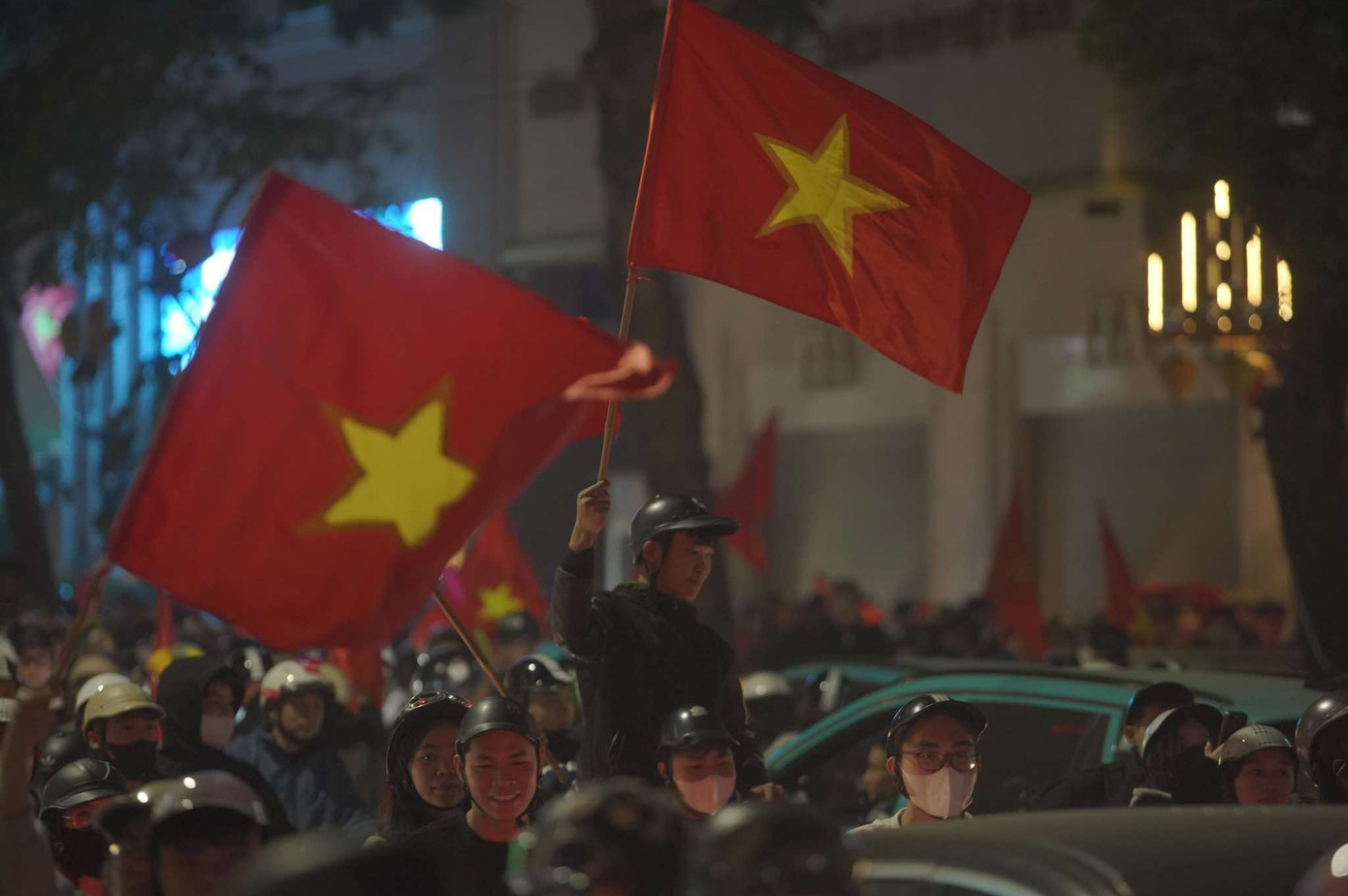 Tiếng hò reo không ngớt giữa rừng cờ đỏ bay phấp phới