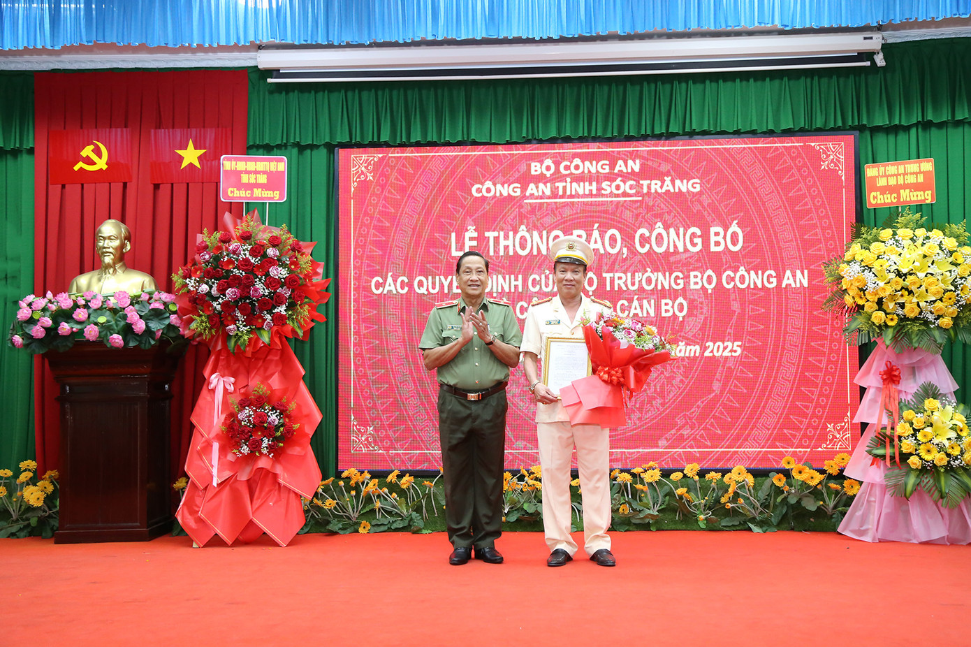 Thiếu tướng Bùi Văn Quyền - Phó Cục trưởng Cục Tổ chức cán bộ, Bộ Công an trao quyết định của Bộ trưởng Bộ Công an và tặng hoa chúc mừng Đại tá Phạm Quốc Việt - Phó Giám đốc phụ trách Công an tỉnh Sóc Trăng.