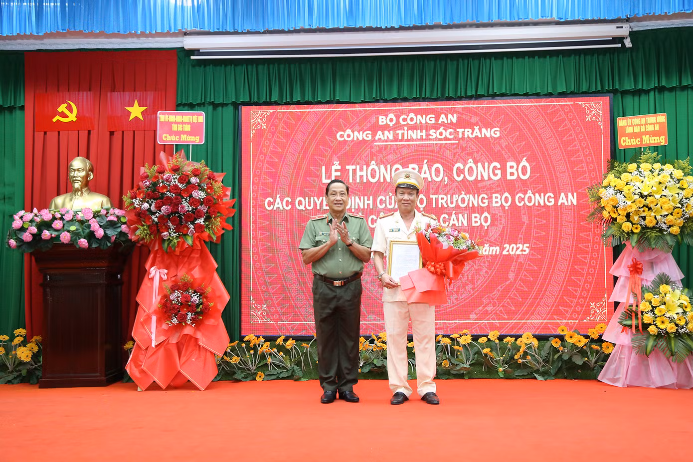 Thiếu tướng Bùi Văn Quyền - Phó Cục trưởng Cục Tổ chức cán bộ, Bộ Công an trao quyết định của Bộ trưởng Bộ Công an và tặng hoa chúc mừng Đại tá Phạm Quốc Việt - Phó Giám đốc phụ trách Công an tỉnh Sóc Trăng.