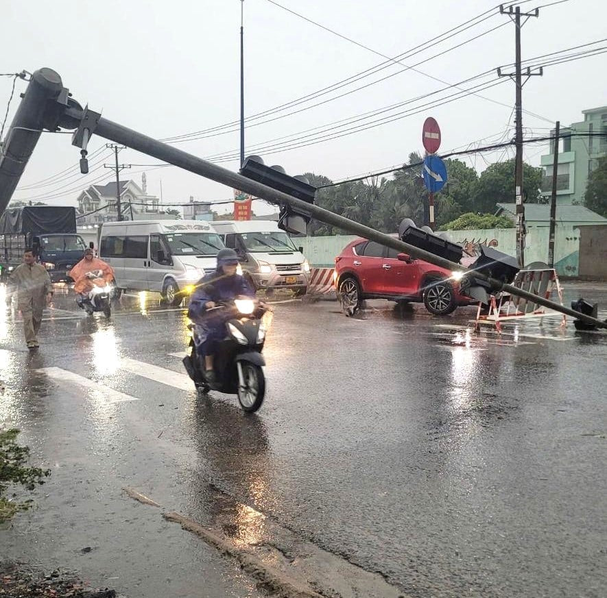 Cột đèn tín hiệu giao thông ngã đổ trên Quốc lộ 13 đoạn KCN Việt Hương (TP. Thuận An, Bình Dương), trong cơn mưa. Cột đèn tín hiệu giao thông ngã đổ trên Quốc lộ 13 đoạn KCN Việt Hương (TP. Thuận An, Bình Dương), trong cơn mưa.