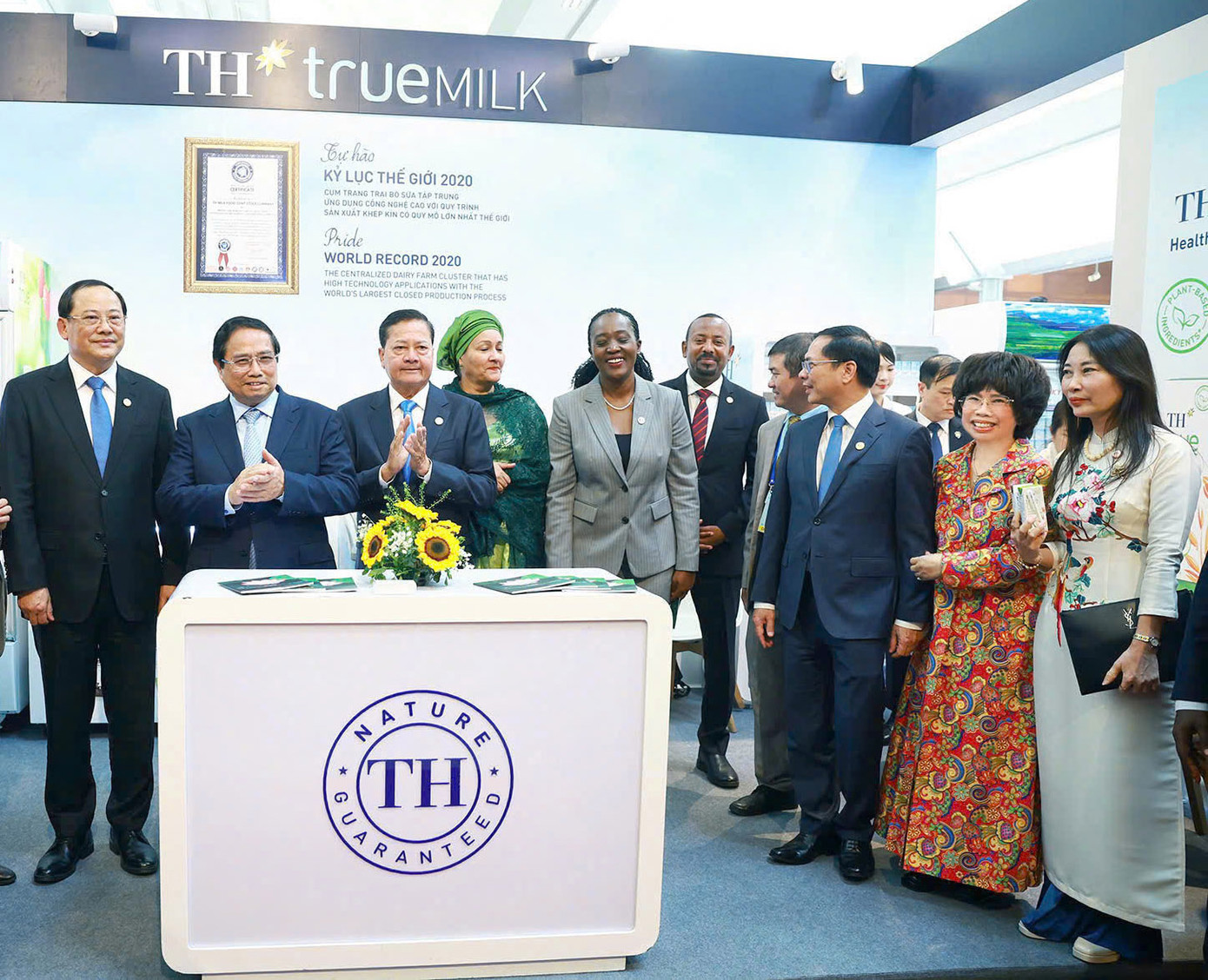 Thủ tướng Chính phủ Phạm Minh Chính, các khách mời và bà Thái Hương, Anh hùng Lao động, Nhà Sáng lập TH tại Triển lãm Tăng trưởng xanh. Tập đoàn TH đang có những bước phát triển mạnh trong khối doanh nghiệp tư nhân. TH đã mở rộng thị trường sang Trung Quốc, các nước ASEAN và thực hiện mạnh mẽ mục tiêu “đưa ly sữa Việt ra thế giới” với những bước tiến quan trọng với Tổ hợp Dự án sữa tại Liên bang Nga.
