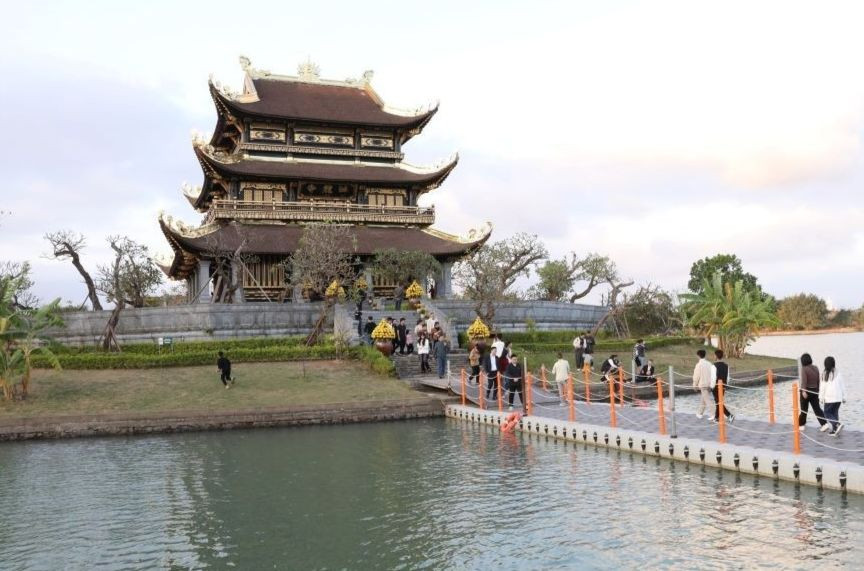 Chùa Vàng - thành phố Hoa Lư, một điểm thăm quan mới tại tỉnh Ninh Bình cũng thu hút rất đông du khách. (Ảnh: Đức Phương/TTXVN)