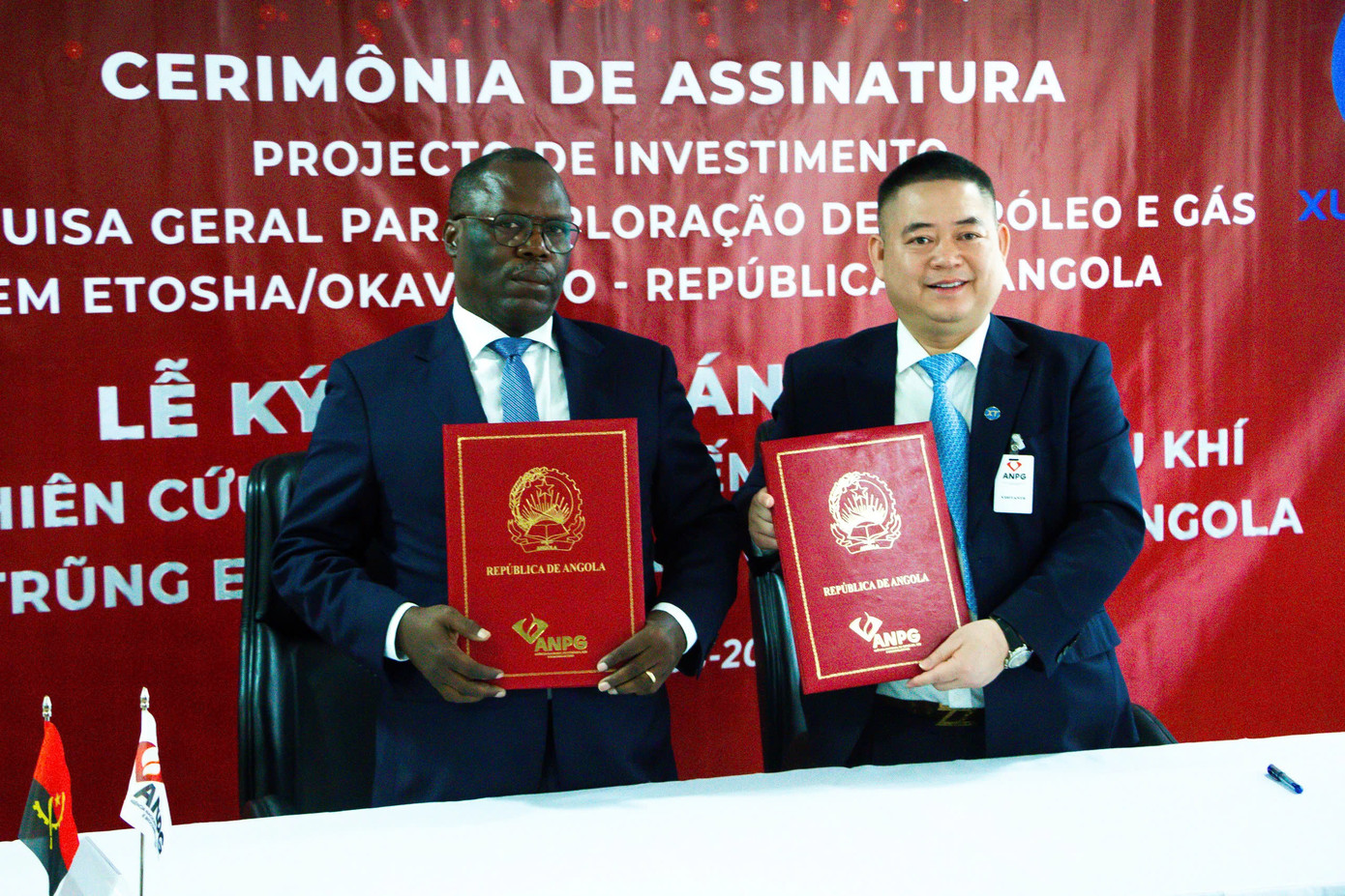 Chủ tịch Tập đoàn Xuân Thiện ông Nguyễn Văn Thiện (phải) và Chủ tịch ANPG trong lễ ký kết ngày 17/3 tại Luanda.